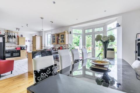 21 Newquay Road, London, SE6 2NR