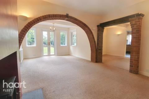 4 bedroom detached house for sale - Beacon Hill Road, Farnham