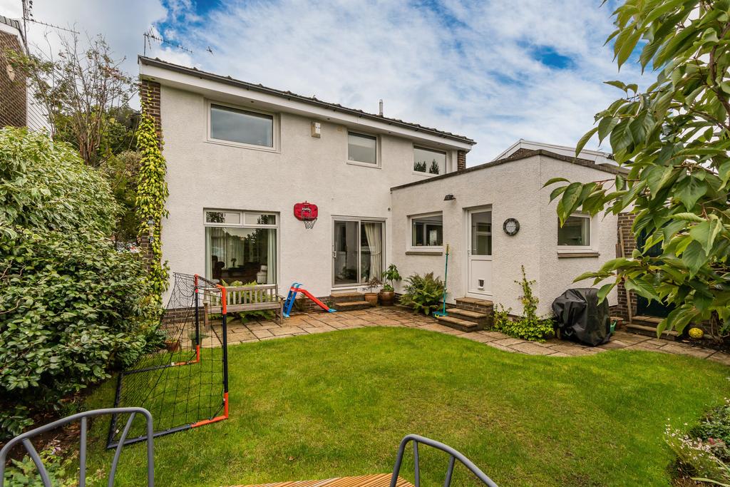 118 Barnton Park Avenue, Edinburgh... 4 bed detached house £475,000