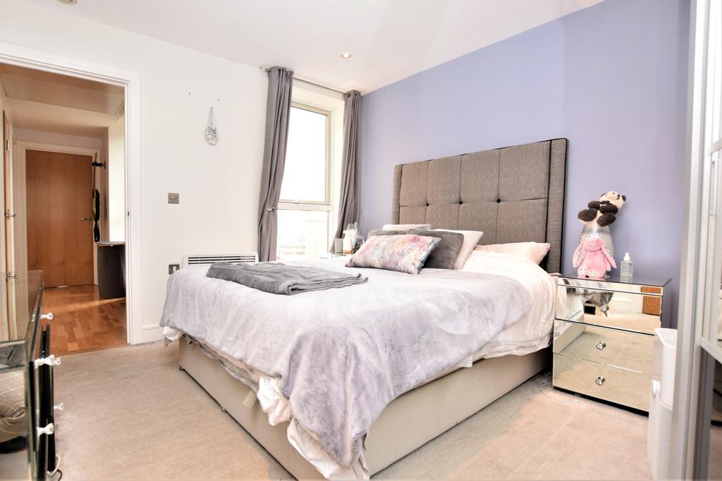 Master Bedroom (2)