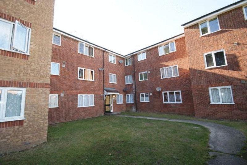 Latimer Drive, Hornchurch 2 bed apartment £1,250 pcm (£288 pw)