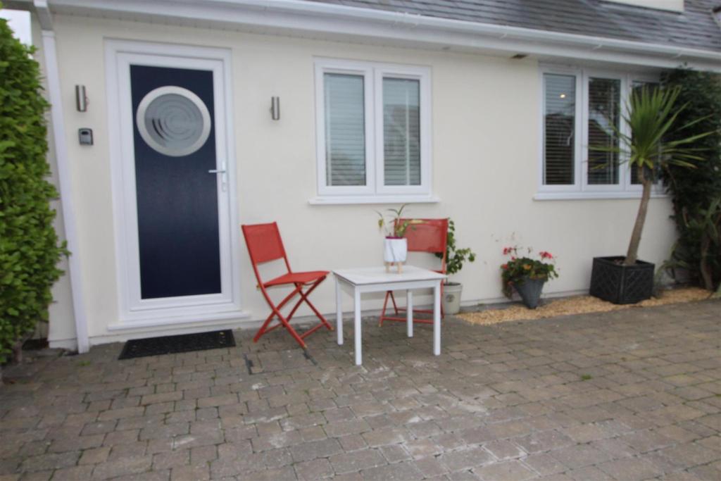 Pinehurst Avenue, Mudeford... 1 bed flat £850 pcm (£196 pw)