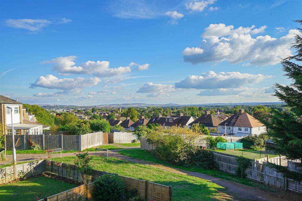 Knaves Hill, Leighton Buzzard 3 bed terraced house £290,000