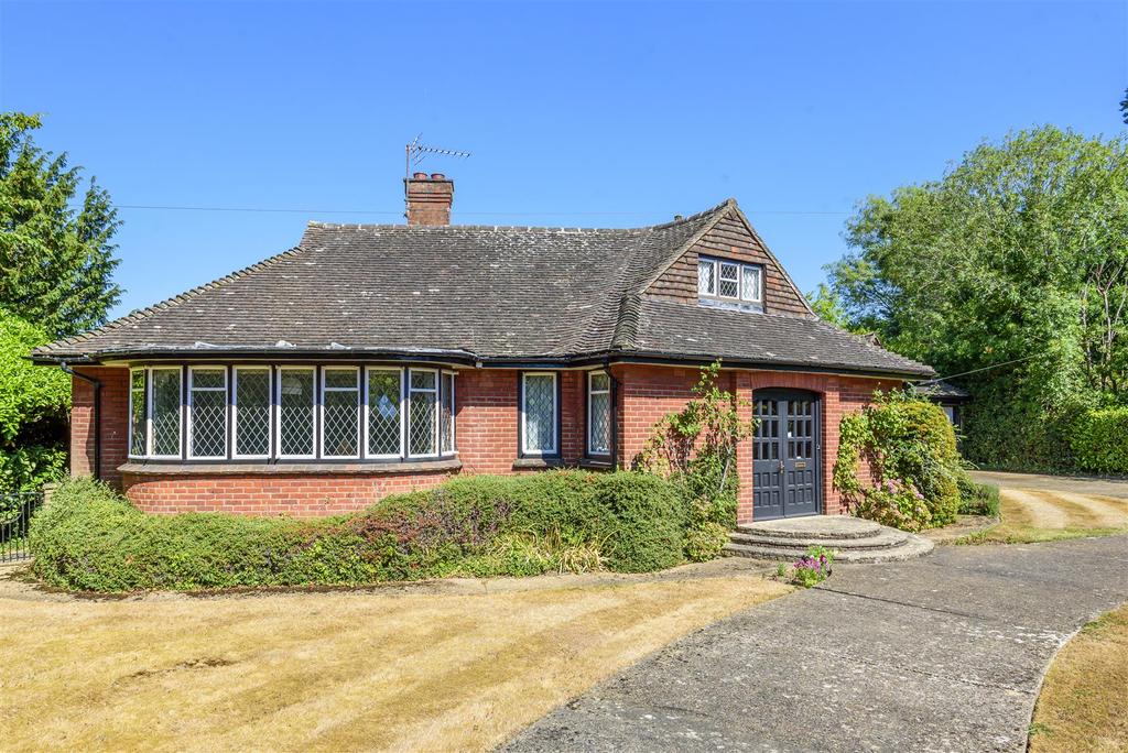 Old Rectory Lane, East Horsley 3 bed bungalow £2,550 pcm (£588 pw)