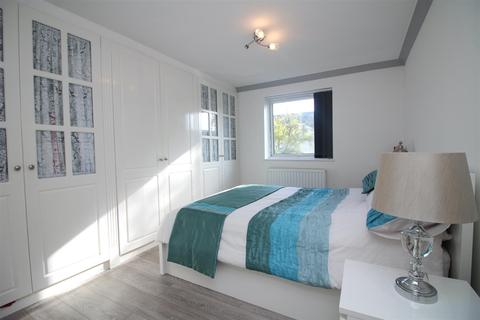 2 bedroom flat to rent - Heathcote Grove, London