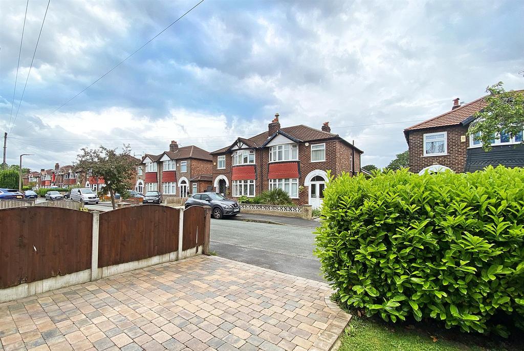 Windsor Drive, Timperley 3 bed semidetached house £525,000