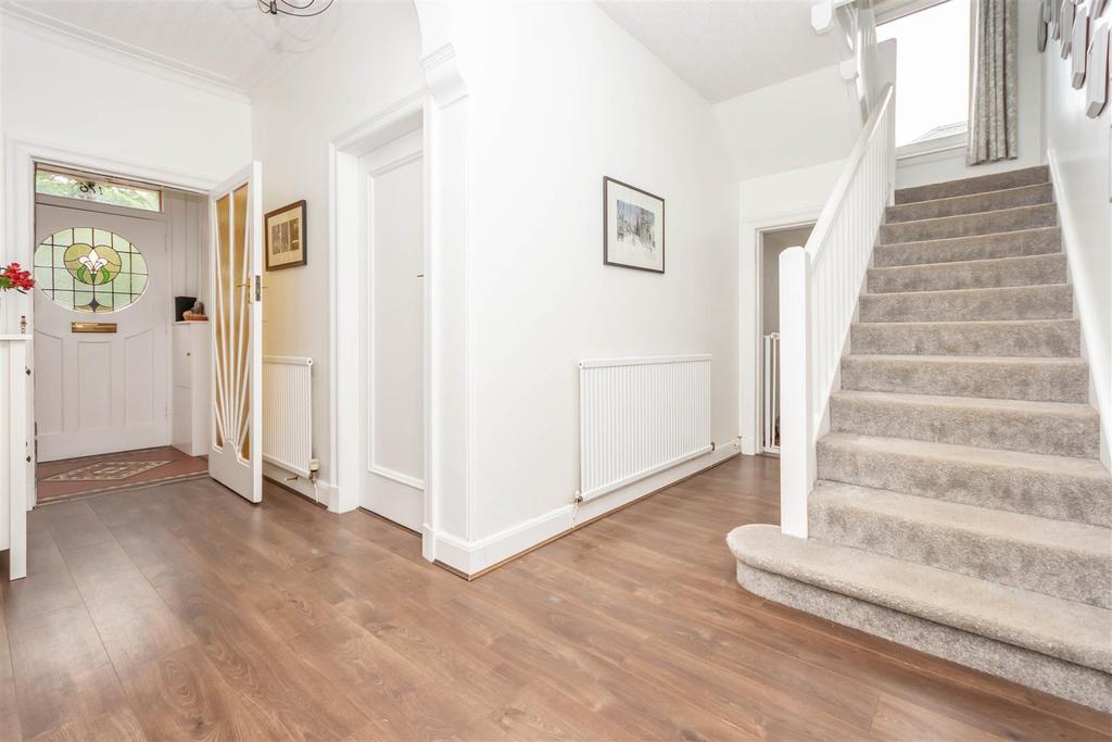176 Halbeath Road, Dunfermline, KY11 4LB 4 bed detached house £360,000