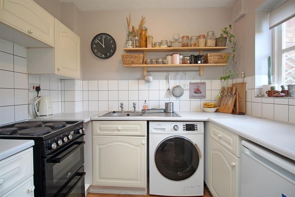 Morecambe Close, Stevenage, SG1 2AZ 2 bed terraced house £300,000