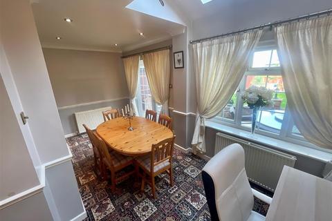 4 bedroom semi-detached house for sale - Marle Gardens, Waltham Abbey