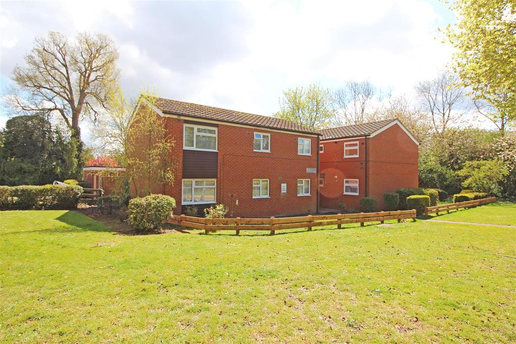 Minehead Way, Stevenage, SG1 2HZ 2 bed flat £225,000