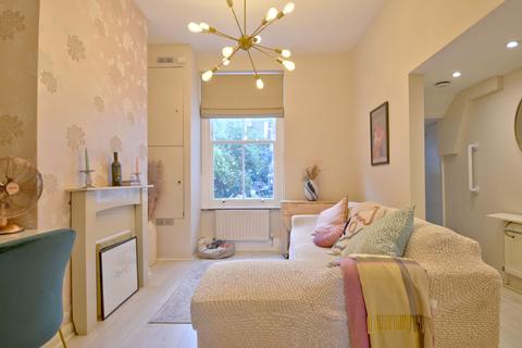 2 bedroom ground floor flat for sale - Bassett Street, London NW5