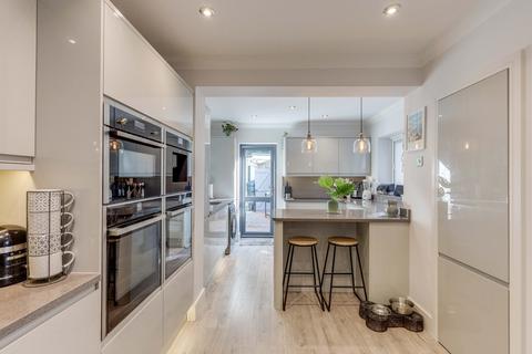 11 Bolney Drive, Leigh-on-sea, SS9 5HQ