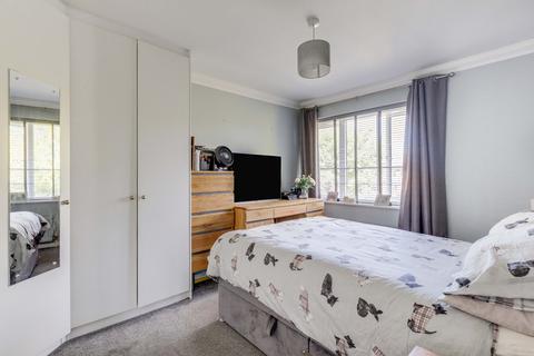 11 Bolney Drive, Leigh-on-sea, SS9 5HQ