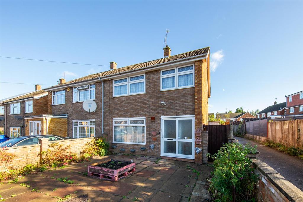Reaper Close, Luton, Bedfordshire 3 bed semidetached house £310,000