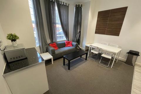 1 bedroom in a house share to rent, Room @ 275 Uxbridge Road W12