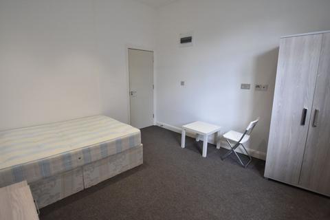 1 bedroom in a house share to rent, Room @ 275 Uxbridge Road W12