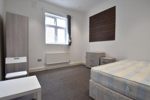 1 bedroom in a house share to rent, Room @ 275 Uxbridge Road W12