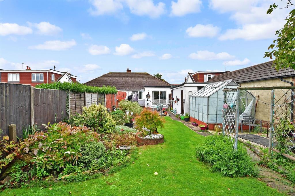 Fitzalan Road, Arundel, West Sussex 2 bed semidetached bungalow for