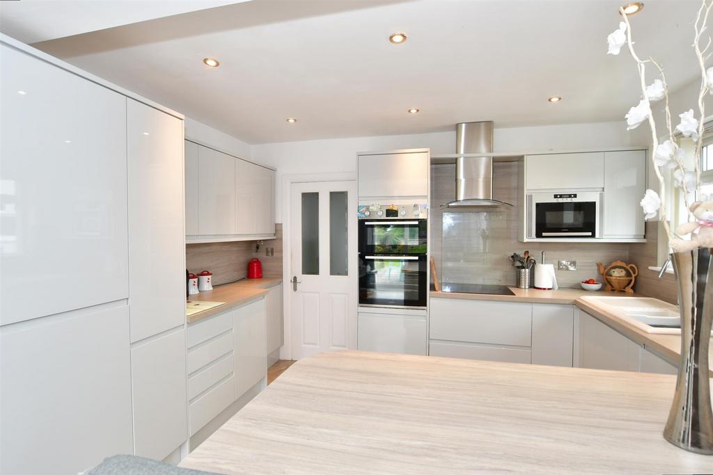 Fitzalan Road, Arundel, West Sussex 2 bed semidetached bungalow for