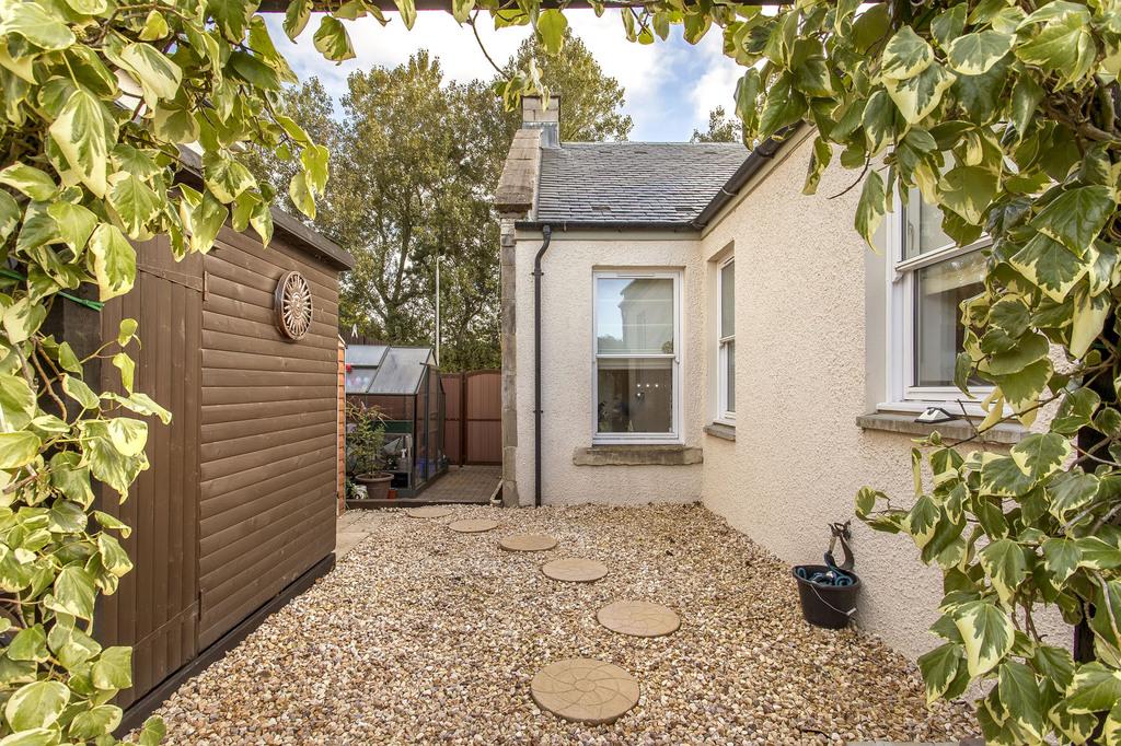 16 Side garden