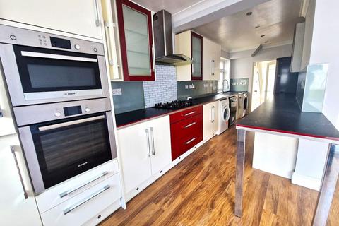 3 bedroom semi-detached house to rent, Southend Road, Woodford Green IG8 8QH