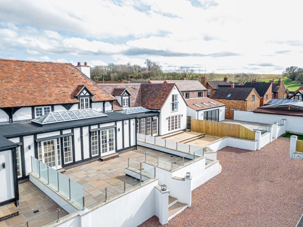 Oakwood, Severn Stoke, Worcester, Worcestershire, WR8 9JA 4 bed semi