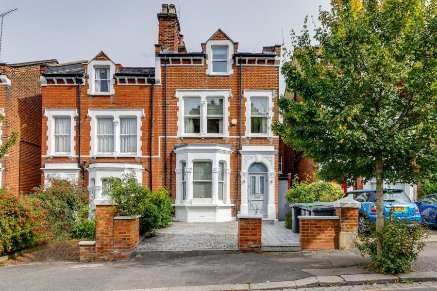 Cromwell Avenue, Highgate, N6 4 bed terraced house £7,800 pcm (£1,800 pw)