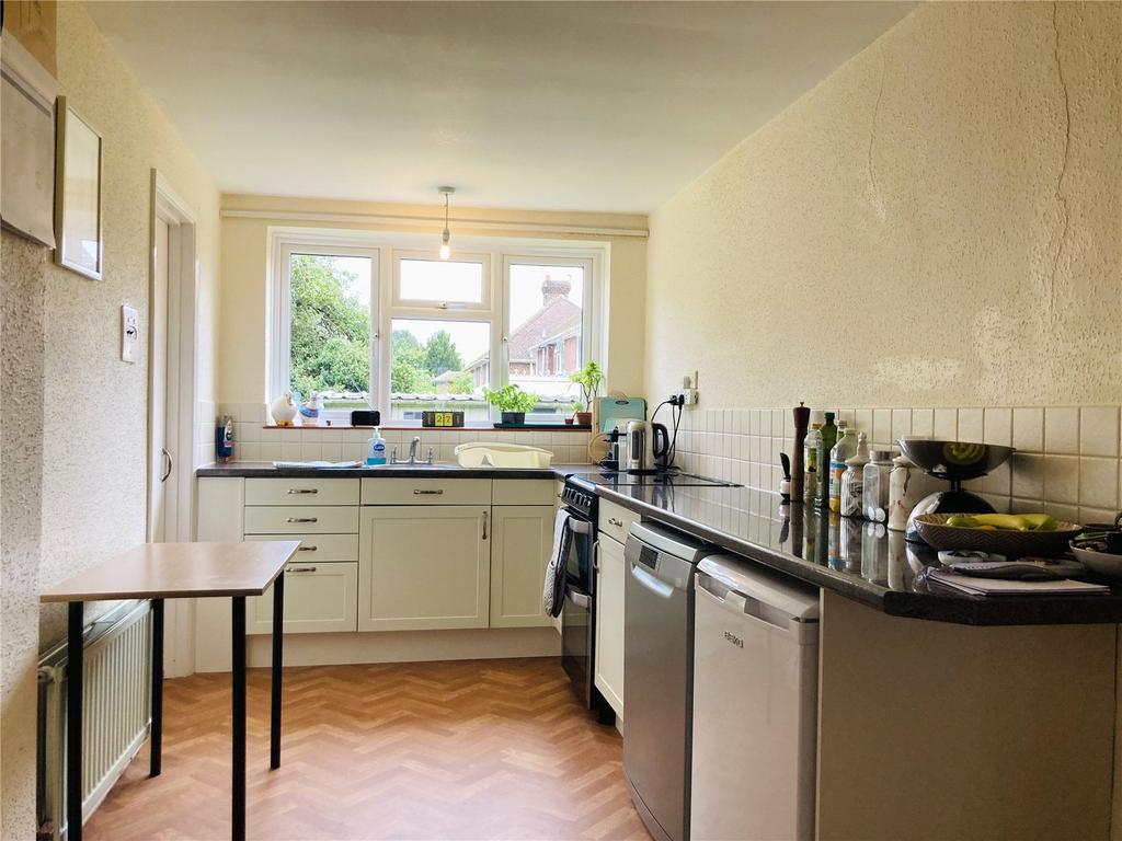Cherry Drive, Canterbury, Kent, CT2 3 bed detached house £1,495 pcm