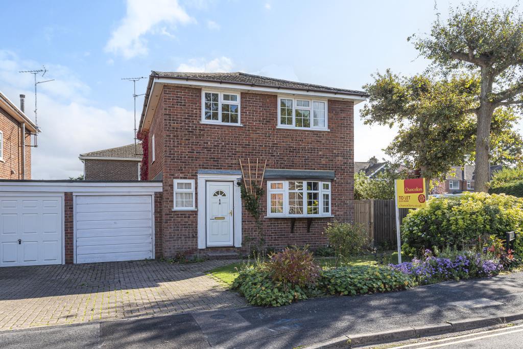 Spruce Way, Fleet, GU51 4 bed detached house £2,100 pcm (£485 pw)