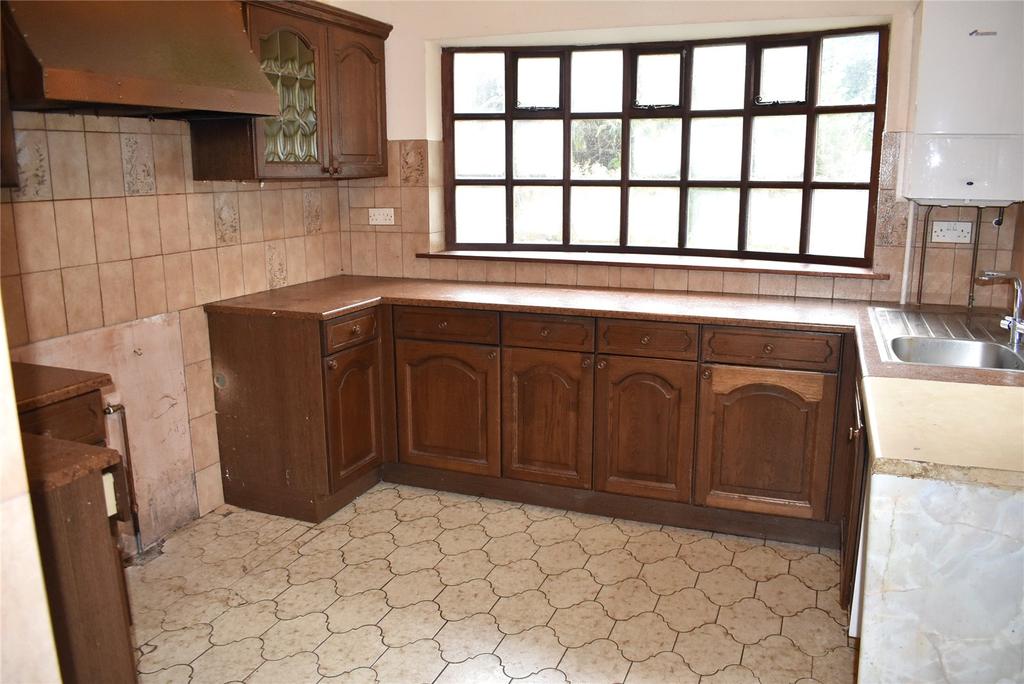 Laurel Road, Dudley, West Midlands, DY1 3 bed semidetached house £150,000