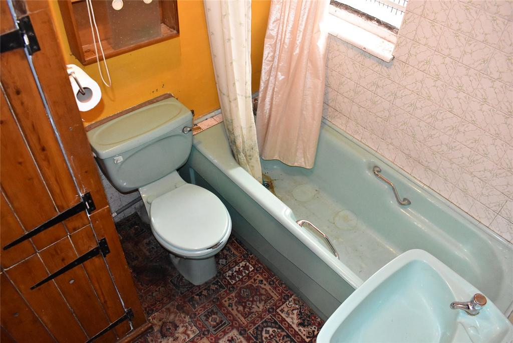 Laurel Road, Dudley, West Midlands, DY1 3 bed semidetached house £150,000