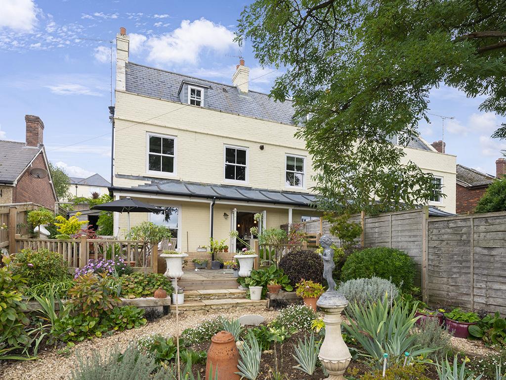 Castleton Court, Tinney's Lane, Sherborne, Dorset, DT9 4 bed end of