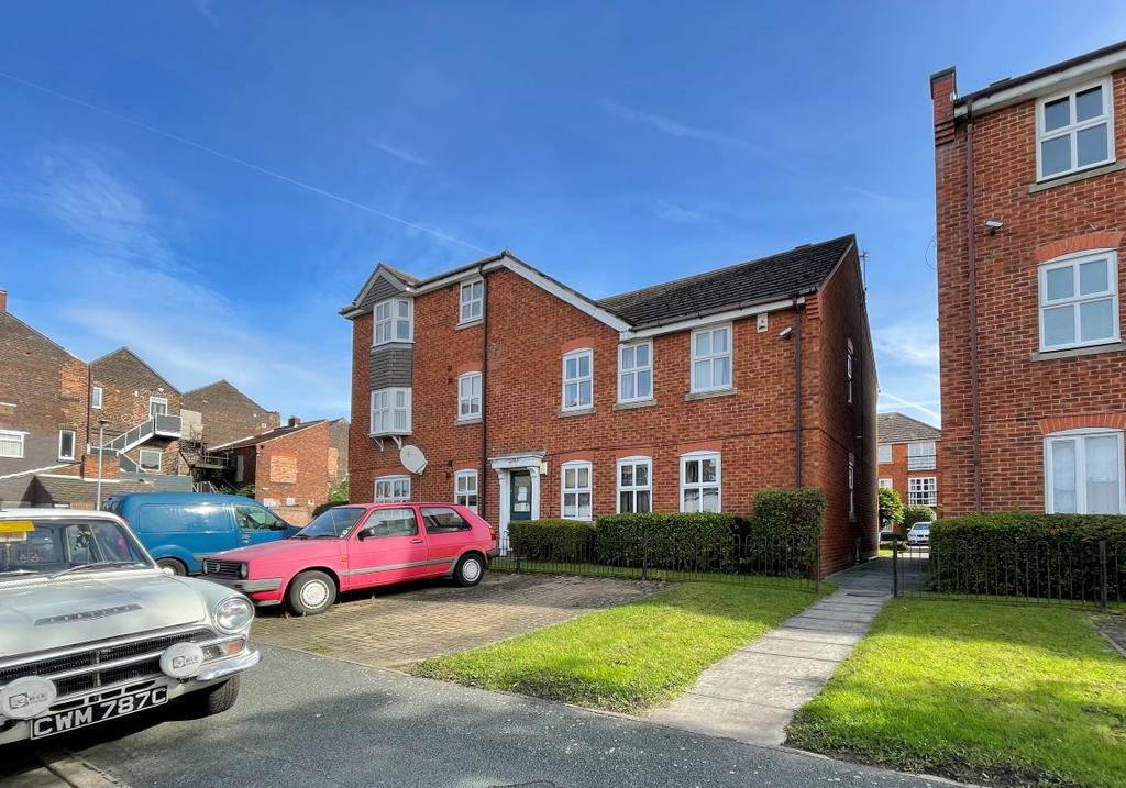 11 Darlington Court, Widnes... 2 bed apartment £38,000