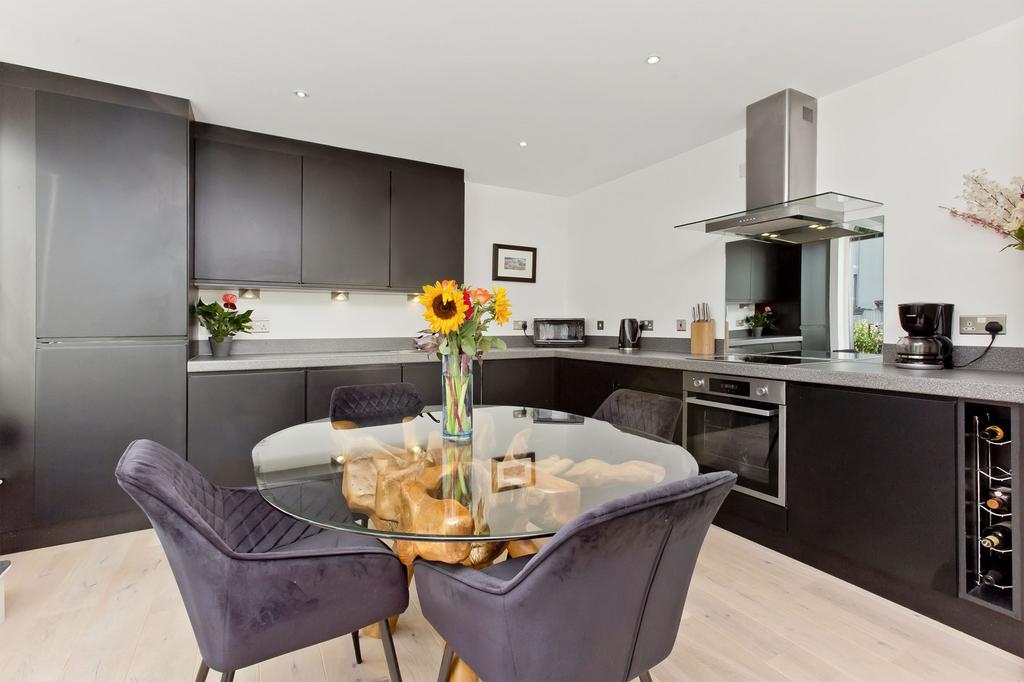 10/7 Kimmerghame Path, Fettes, EH4 2GN 2 bed flat - £325,000