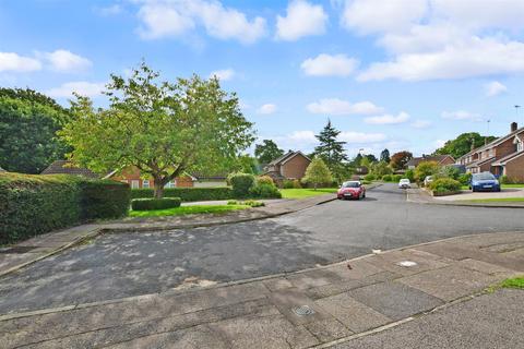 7 Windmill Close, Horsham, RH13 6BY