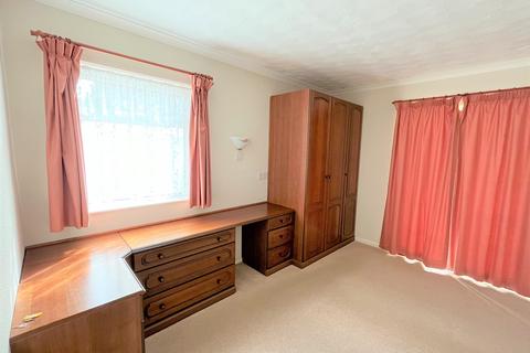 2 bedroom detached bungalow to rent, Fernbrook, Gillingham