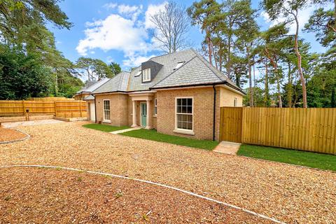 4 bedroom chalet for sale, Woolsbridge Road, Ashley Heath, Hampshire. BH24 2LX