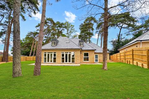 4 bedroom chalet for sale, Woolsbridge Road, Ashley Heath, Hampshire. BH24 2LX