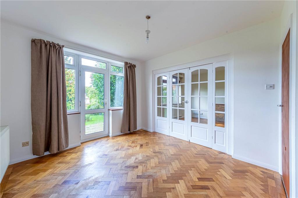 Shrublands Road, Berkhamsted 4 bed detached house £2,450 pcm (£565 pw)