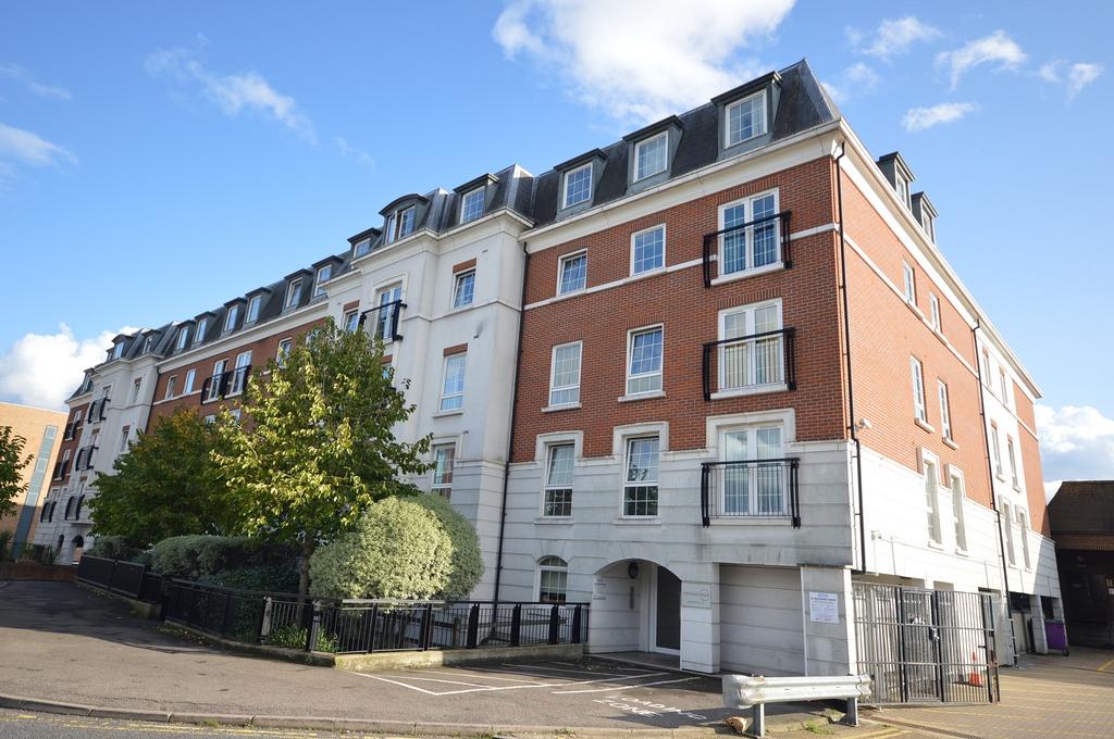 Station Approach Epsom Surrey Kt19 8by 2 Bed Flat £1 350 Pcm £312 Pw