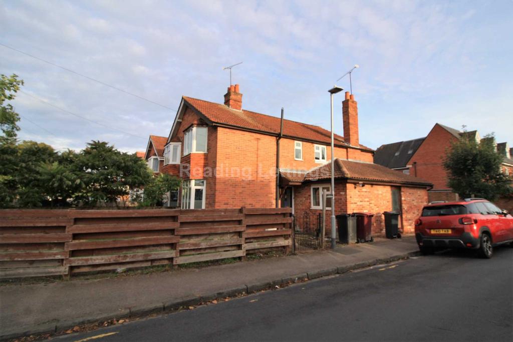 Addington Road, Reading 3 bed semidetached house £1,800 pcm (£415 pw)