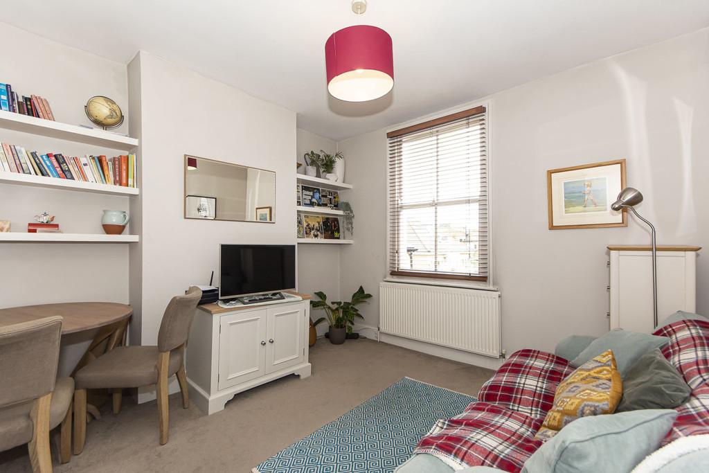 Mackay Road, Clapham SW4 2 bed flat £1,900 pcm (£438 pw)