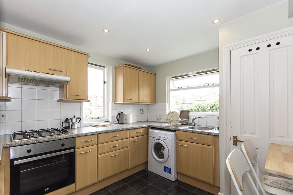 Mackay Road, Clapham SW4 2 bed flat £1,900 pcm (£438 pw)