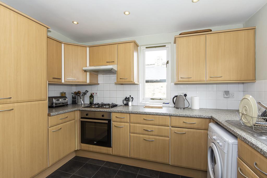 Mackay Road, Clapham SW4 2 bed flat £1,900 pcm (£438 pw)