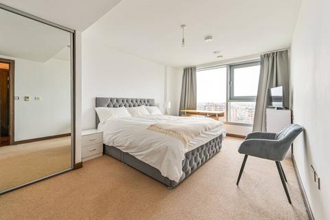 3 bedroom flat for sale - Bridges Court Road, Battersea, London, SW11