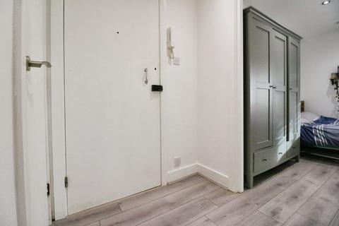 Studio for sale, Mead Avenue, Langley