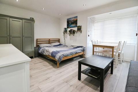 Studio for sale, Mead Avenue, Langley