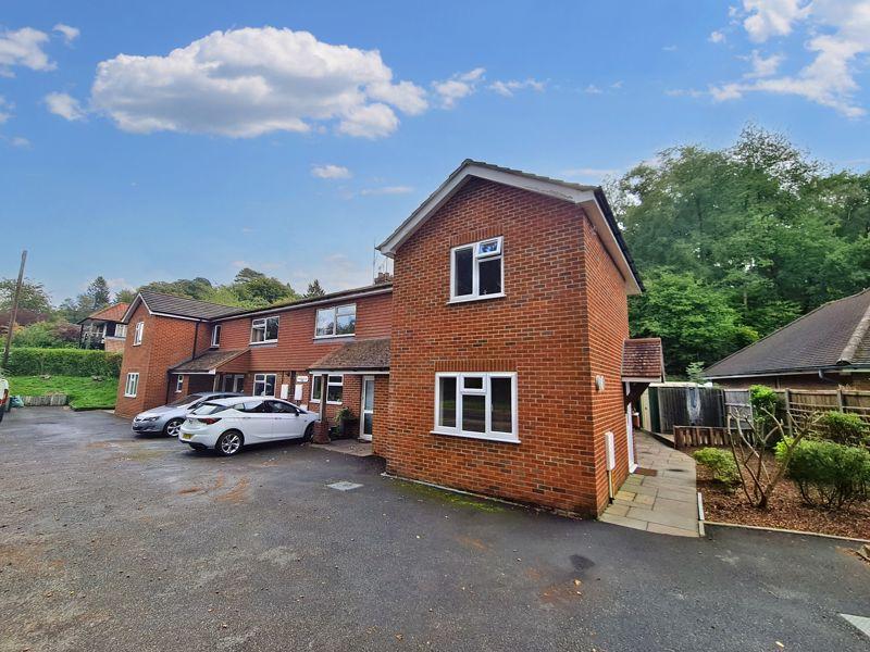 Kings Road, Haslemere 1 bed duplex £800 pcm (£185 pw)