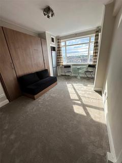 Studio to rent, Du Cane Court, Balham High Road