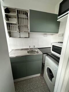 Studio to rent, Du Cane Court, Balham High Road